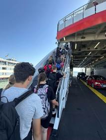 Ein Bild, das Himmel, Person, Kleidung, draußen enthält.

KI-generierte Inhalte können fehlerhaft sein.