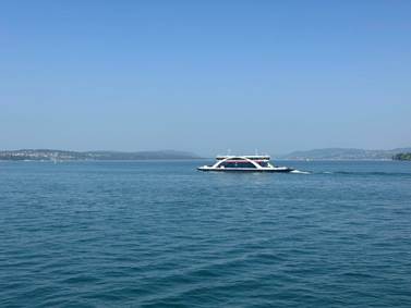 Ein Bild, das draußen, Himmel, Wasser, Schiff enthält.

KI-generierte Inhalte können fehlerhaft sein.