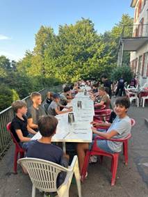 Ein Bild, das draußen, Kleidung, Mobiliar, Himmel enthält.

KI-generierte Inhalte können fehlerhaft sein.