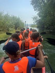 Ein Bild, das draußen, Person, Kleidung, Baum enthält.

KI-generierte Inhalte können fehlerhaft sein.