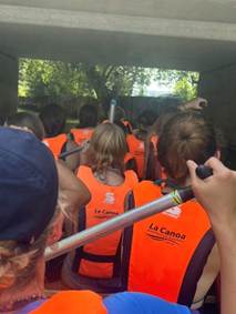 Ein Bild, das Kleidung, Person, Menschliches Gesicht, draußen enthält.

KI-generierte Inhalte können fehlerhaft sein.