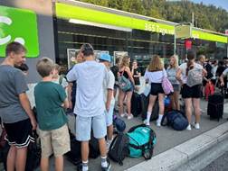 Ein Bild, das Kleidung, Person, Schuhwerk, draußen enthält.

KI-generierte Inhalte können fehlerhaft sein.